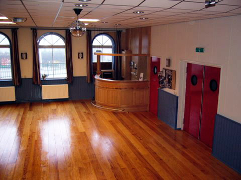 maatwerk bar en houten vloer